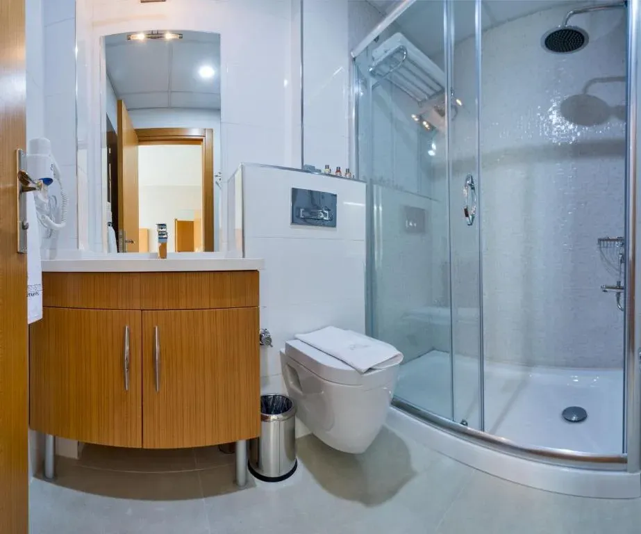 palmiye-hotel-bathroom.webp
