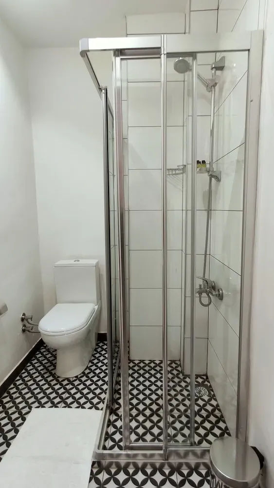 Verna-Hotel-Bathroom.webp