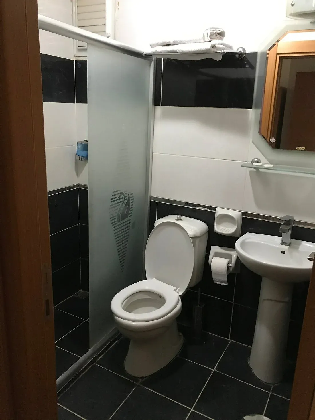 grand-milan-hotel-bathroom.webp