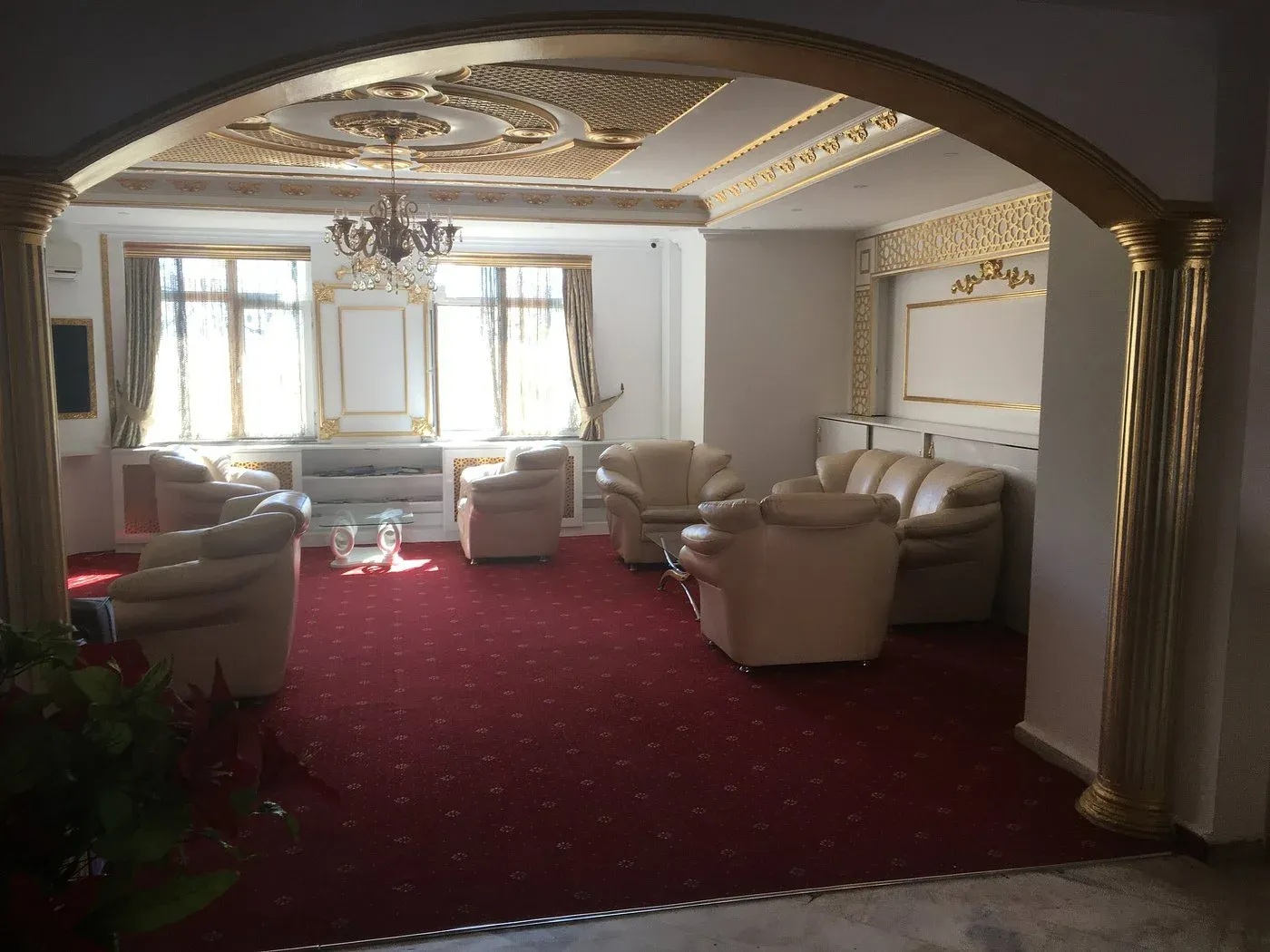 grand-milan-hotel-lobby.webp